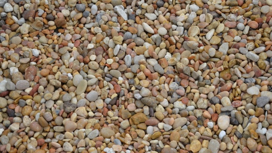 Smooth stone mulch
